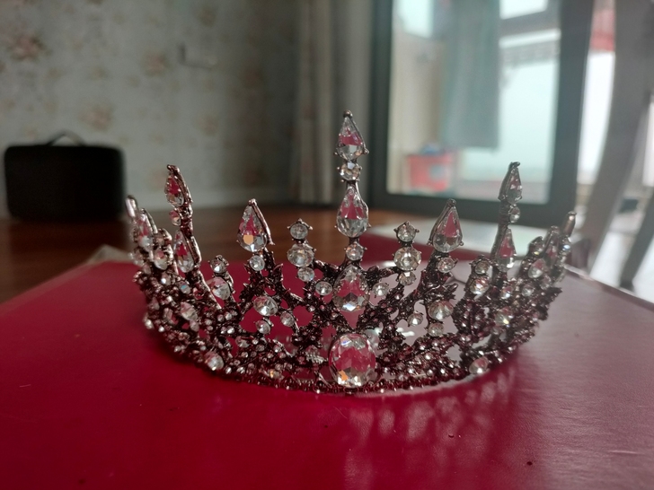 不做跟妆了，新娘饰品便宜打包卖了，很多都是...