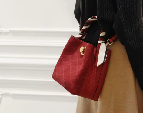 高级感红色真皮女包包2020新款潮水桶包结...