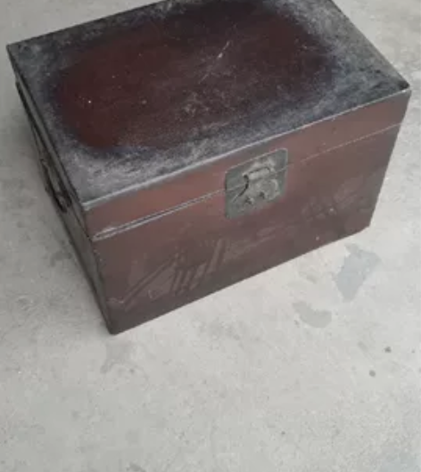 民国老皮箱，其它地方完好，就底部皮开裂 感...