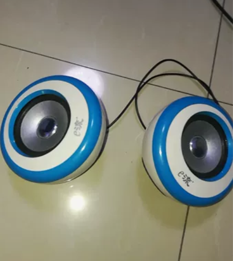 桌面小音箱，直径12厘米左右，静音有嗡嗡声...