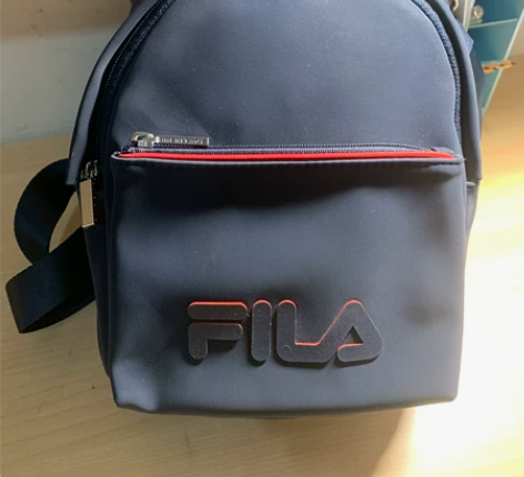 FILA双肩包防水PU材质 配有缎面织带和...