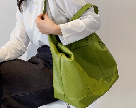 绿色包包 这款包很大,外出可以装很多东西,...