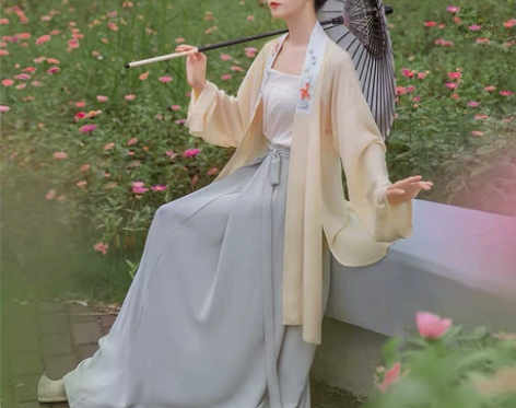 全新带吊牌，买回来养眼，很舒服的布料，价格...