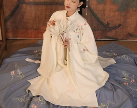 【狂欢价】艺缕汉服尺码M，牡丹记 白色上袄...