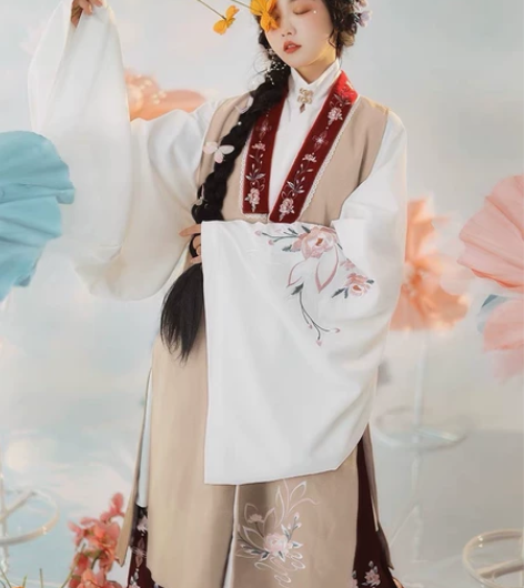 白菜价汉服耀春末苏 米白色三件套，L码。收...