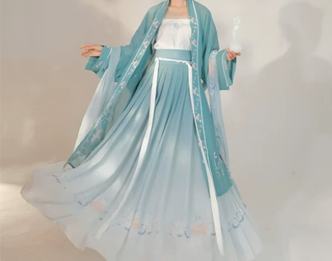 宋制三件套6米摆 去年夏天买的，穿了一次出...