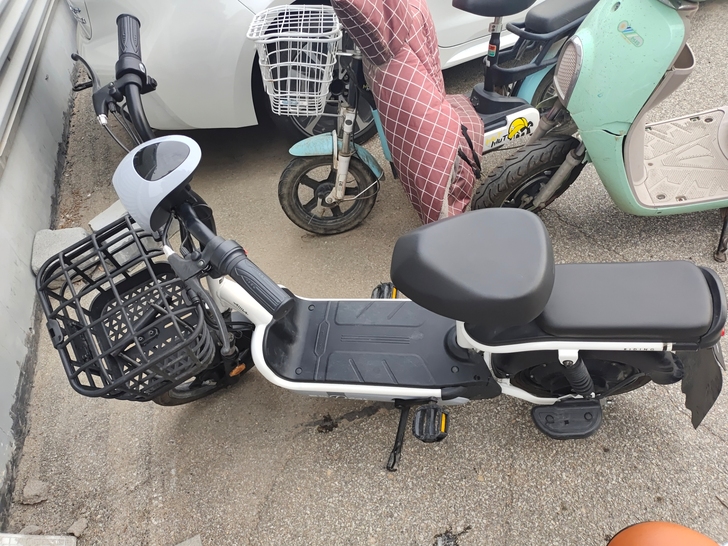 爱玛小蜜豆电动车 48V12AH,九五成新...