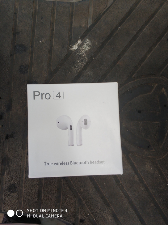 夏新pro4耳机，有轻微刮痕，但是没用多久...