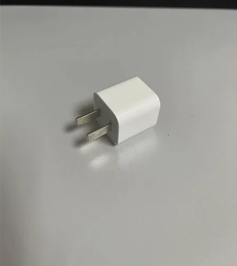 苹果原装充电头 新旧如图 不会那么容易坏。...