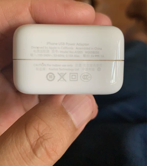 苹果原装充电器5v1A的。不知道哪一代手机...