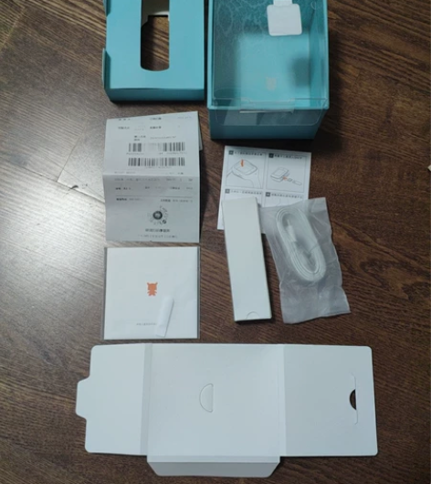 小米米兔2手表全原包装。手表自带的数据线从...