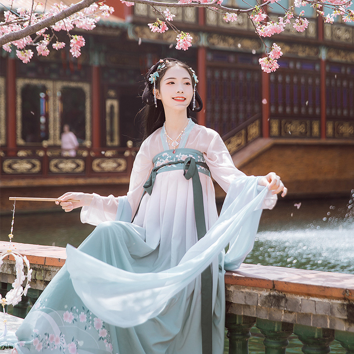 汉尚华莲 汉服