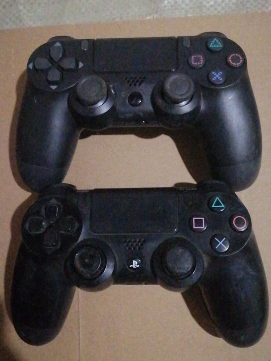 索尼PS4 无线手柄 ，成色如图，一个开机...