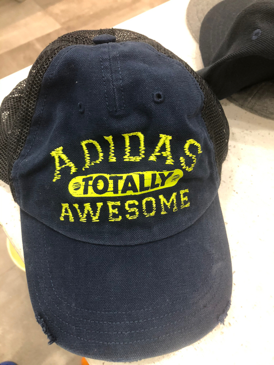 阿迪达斯adidas 鸭舌帽，帽沿为做旧处...