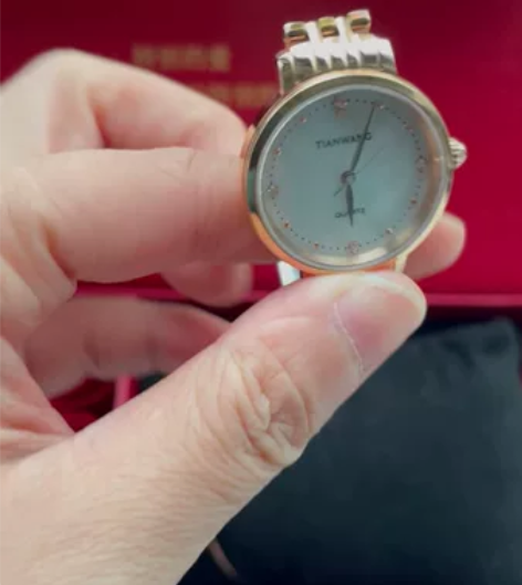 天王珍珠母贝女生手表，一个月前在某东购买，...