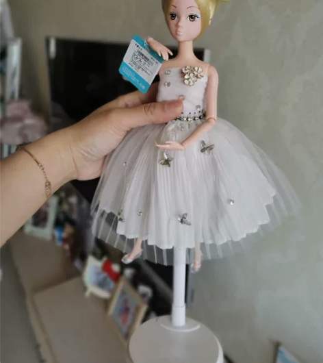 启路芭比娃娃关节可动，底座可拆卸。我就是原...