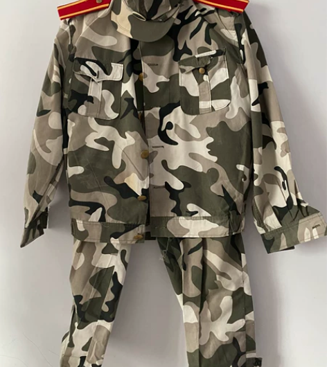 学生军训服一套，穿了一周，9成新。肩宽1....