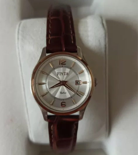 飞亚达女表，牛皮表带，没有磨损，盒子都在，...