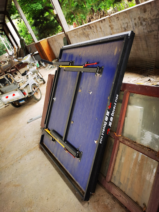 八成新双鱼乒乓球桌，搬运背面稍有磨损