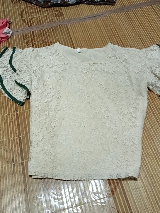 几乎全新的不起皱蕾丝衫，现在有点胖了穿不了...