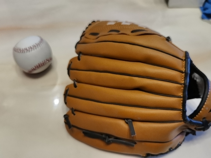 棒球手套+棒球一个