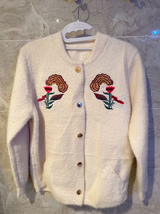 白色刺绣毛衣外套 全新未穿 搭配牛仔裤短靴...
