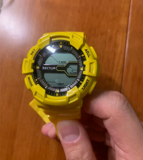 世腾sector运动手表，几乎全新吧，没电...