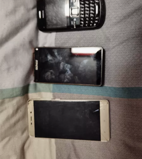 破手机，小米的屏幕坏了，也不知道型号，三星...