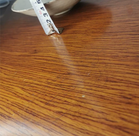 宋双鱼碗，口沿因覆烧形成较宽的芒口，斜腹壁...