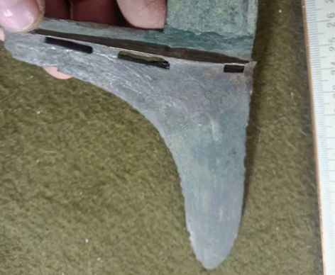 有青铜弋一件，开门老，有冲裂己修复，尺寸如...