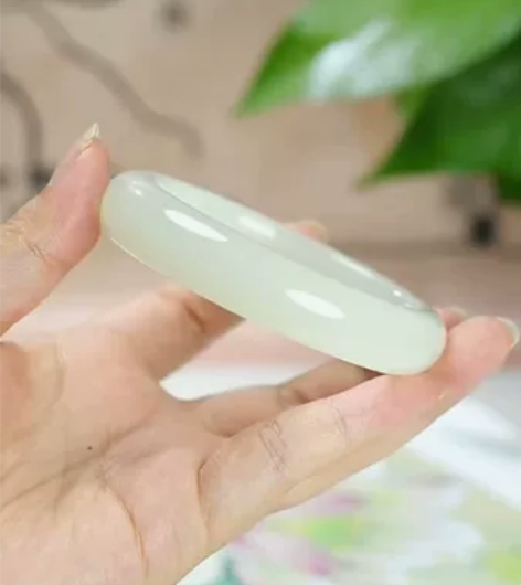 60圈口精品和田玉手镯，水润细腻，镯型古朴...