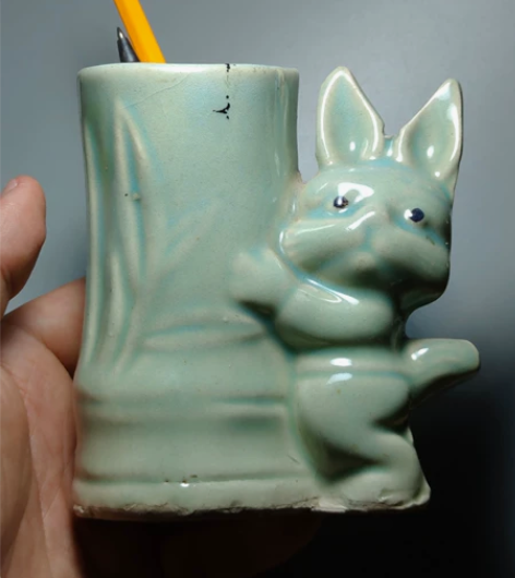 笔筒 六七十年代兔子笔筒，前面是冰裂纹，后...