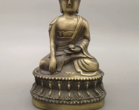 黄铜如来佛，形制端正；包浆温润，通体光素，...