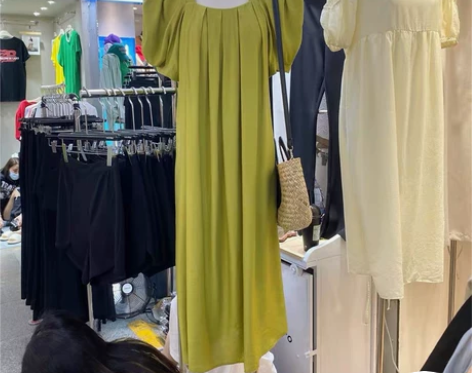 2022夏季新款法式复古方领泡泡袖压褶宽松...