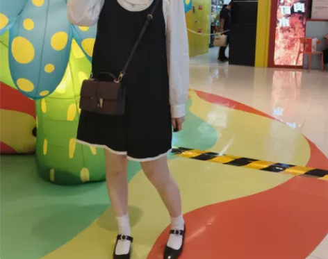 连衣裙娜玉撞色白色花边小香风吊带女2022...