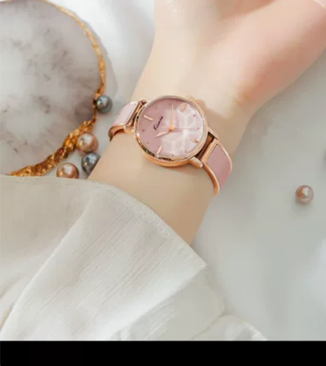 朋友送的，拍出来有点暗，其实是粉的 感兴趣...