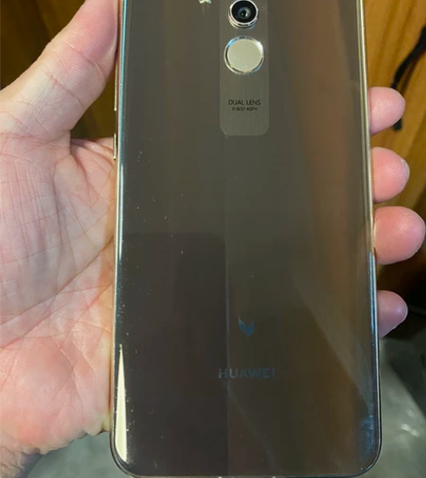 麦芒7原装机转让了，外屏碎了些，但是不影响...