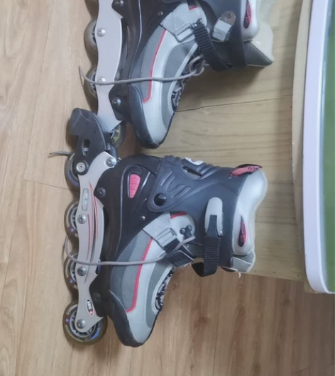 旱冰鞋，没穿过几次，诚心要可小刀。 感兴趣...