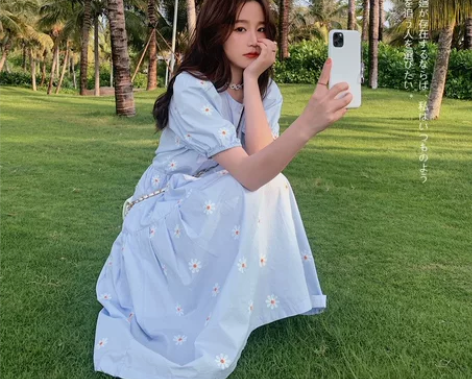 浅蓝色小雏菊碎花甜美娃娃裙女中长款2022...