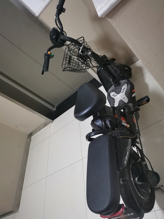 正步锂电池无刷12A电动车，真空胎，原价1...