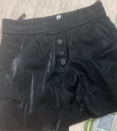 爱依服买的，没穿过，皮质高腰短裤，质量很好...