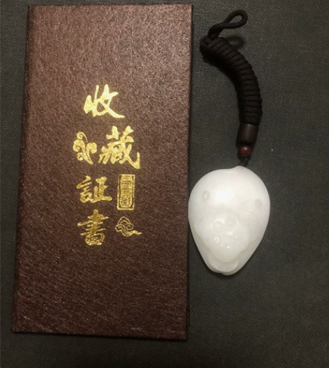 随便卖,白度可以,有石纹有白疆。带玉雕师证...