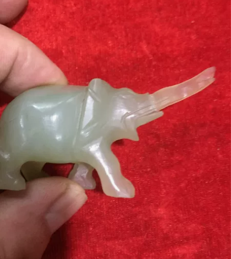 玉雕象摆件  品相如图  象鼻子根部断了后...