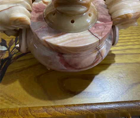 日本全新石头，玉石，熏香炉一只，雕工很细致...