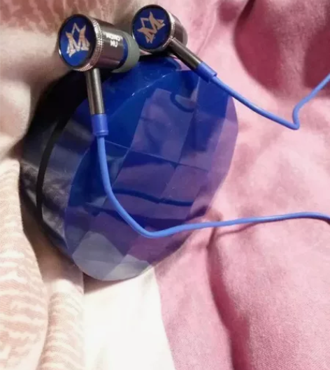 108买的万魔耳机在,现在58出,可以包邮...