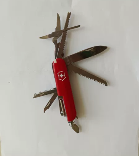 闲置一把军刀多功能户外折叠组合刀具，集结主...