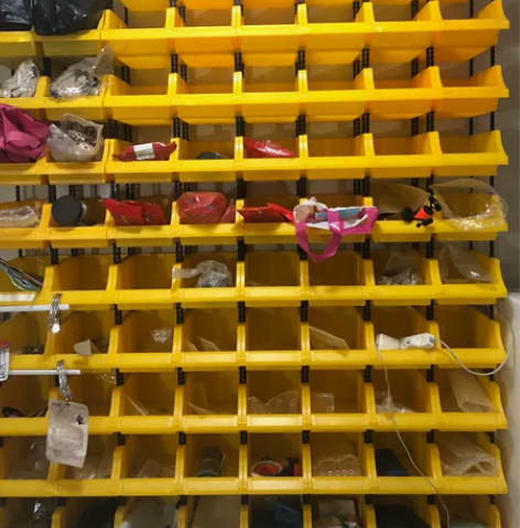 零件盒收纳盒格子货架，平常装些零散货物，现...