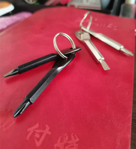 处理一批钥匙扣小螺丝刀，一套2把。很实用。...