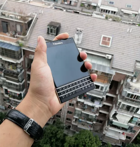 黑莓护照一代。成色极品。功能全部正常。无暗...