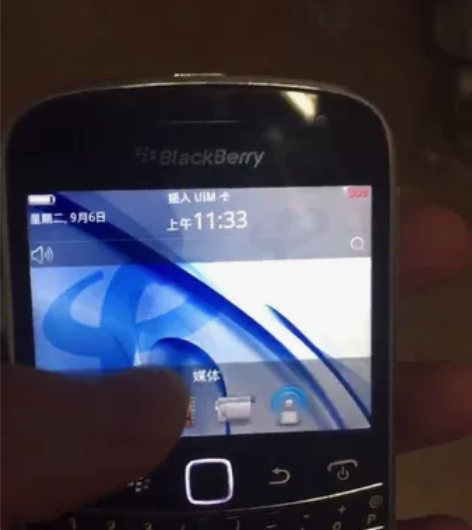 黑莓9930 后盖成色不好 前面还行 屏幕...